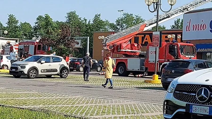 L'autoscala dei Vigili del fuoco davanti al centro commerciale di via Valle Camonica - Foto © www.giornaledibrescia.it