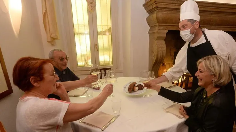 Al ristorante al momento permane il limite delle 4 persone a tavola