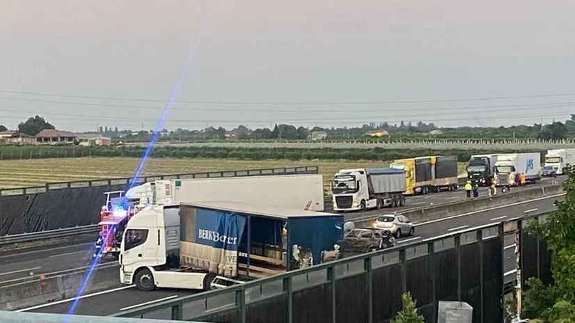 Assalto al portavalori in Autosole: spari, chiodi e fiamme in A1