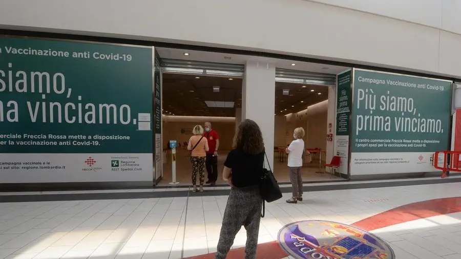 l centro vaccinale del Freccia Rossa in città ricomincerà ad accogliere da oggi i lavoratori della scuola in attesa della seconda dose - © www.giornaledibrescia.it