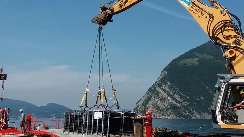 I cassoni con le cinquemila bottiglie di vino recuperati dalla chiatta - © www.giornaledibrescia.it