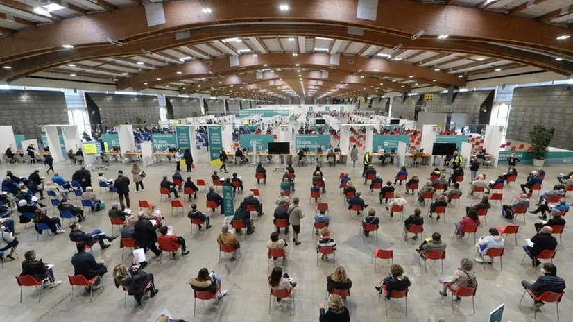 Si lavora a pieno ritmo al centro vaccini alla Fiera di Brescia - Foto © www.giornaledibrescia.it