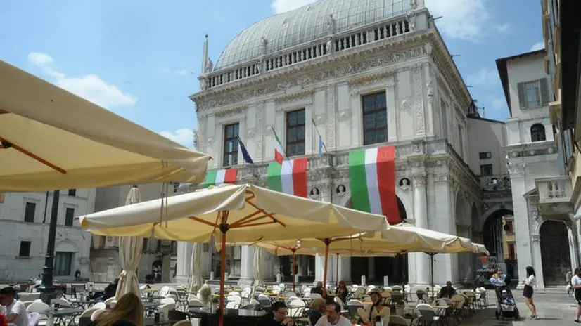 Riaperture, si torna a bere il caffè al bancone anche nei bar bresciani