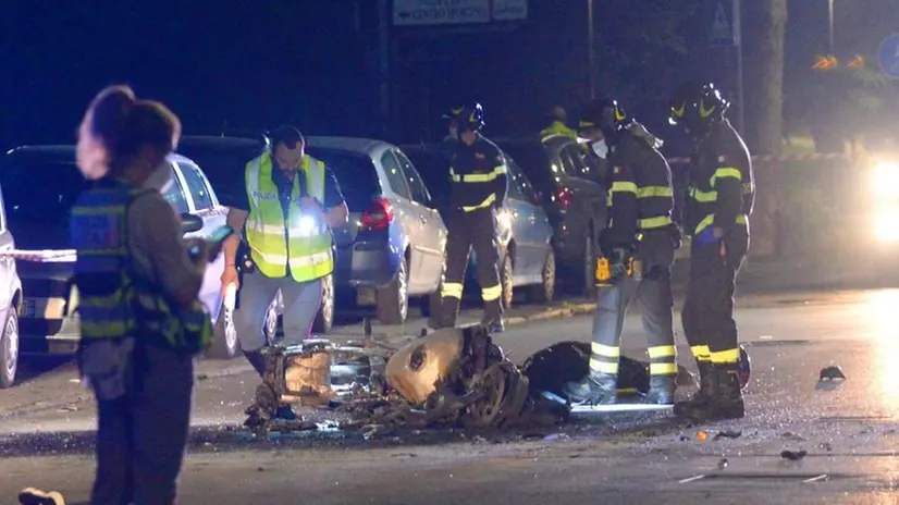 La moto del 37enne distrutta dallo scontro con l’auto e dalle fiamme