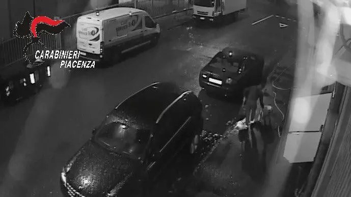 Immagini della videosorveglianza finite nell'inchiesta dei Carabinieri di Fiorenzuola - © www.giornaledibrescia.it