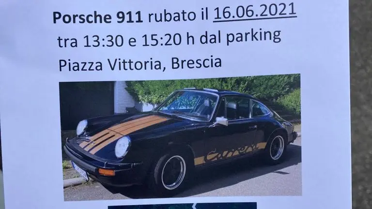 La Porsche rubata dal parcheggio di Piazza Vittoria - © www.giornaledibrescia.it