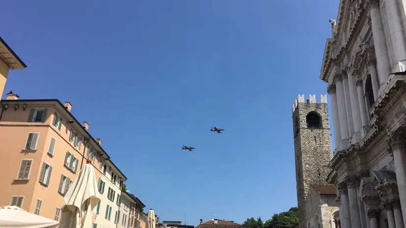 Le Frecce Tricolori sorvolano la città: sono le prove in vista di domani