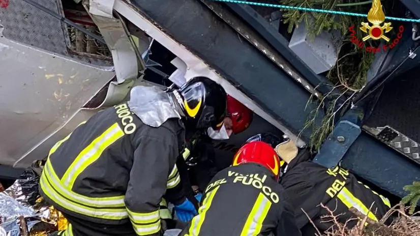 I soccorsi sul luogo della cabinovia precipitata