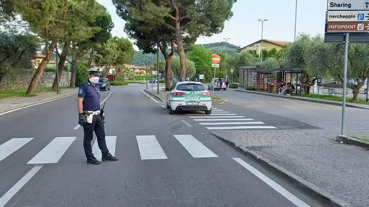 Un agente della Polizia Locale durante i rilievi dell'investimento a Salò - © www.giornaledibrescia.it