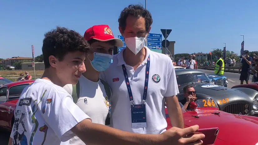 John Elkann e la moglie Lavinia Borromeo alla Mille Miglia 2021