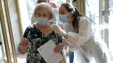 Il momento della vaccinazione - Foto © www.giornaledibrescia.it