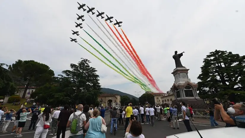 Mille Miglia 2021: le Frecce Tricolori in volo sulla città viste da piazzale Arnaldo