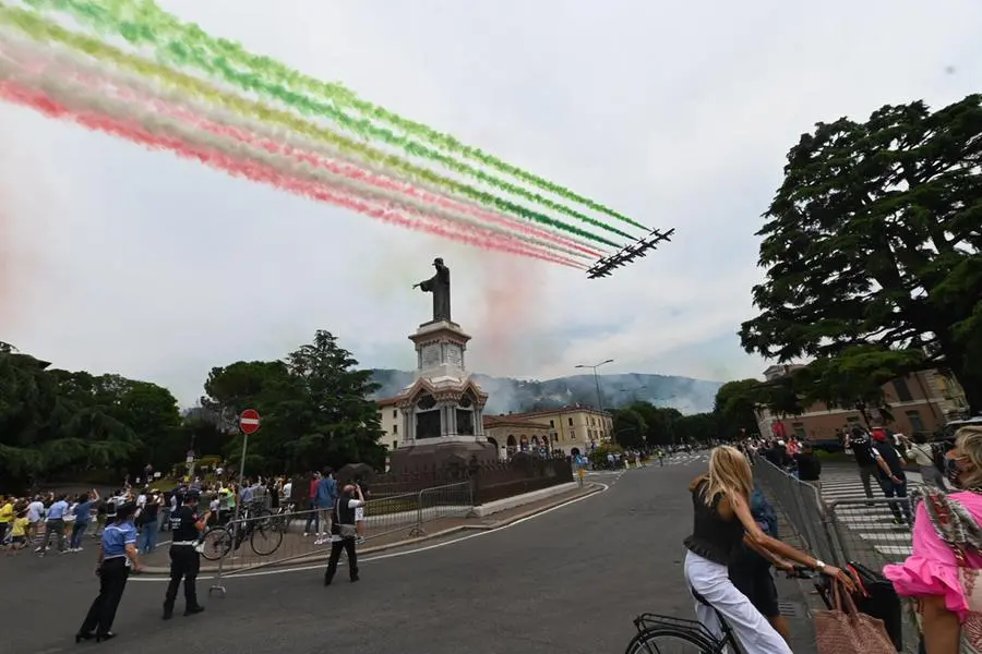 Mille Miglia 2021: le Frecce Tricolori in volo sulla città viste da piazzale Arnaldo