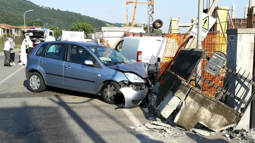 La vettura che ha travolto il muratore mentre stava lavorando