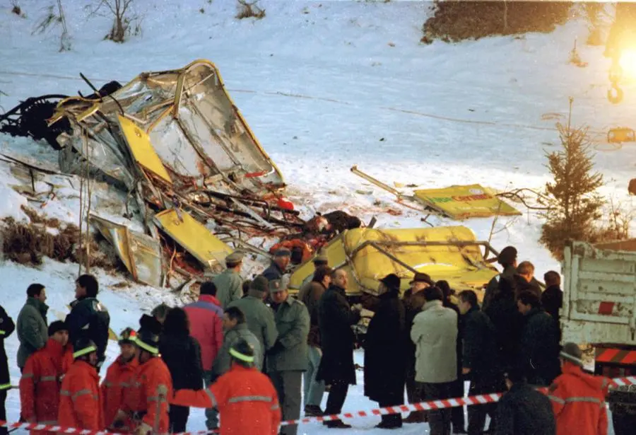 Soccorritori sul luogo dove il 3 febbraio 1998 un aereo militare (Ea-6b) si è schiantato