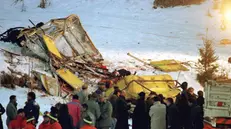 Soccorritori sul luogo dove il 3 febbraio 1998 un aereo militare (Ea-6b) si è schiantato