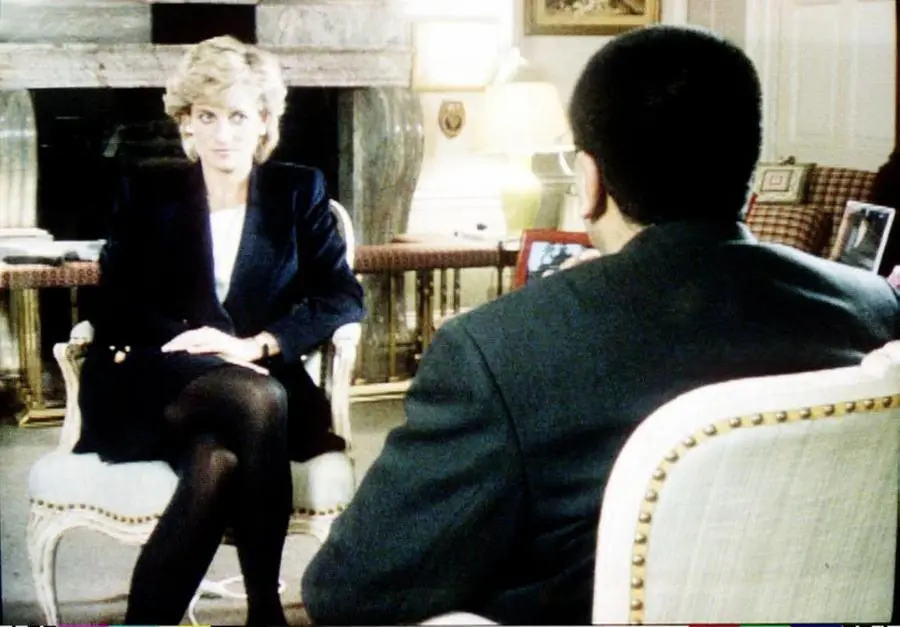 Due frame dalla storica intervista del 1995 a Lady Diana