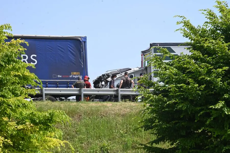 Tamponamento tra mezzi pesanti in A4: un morto