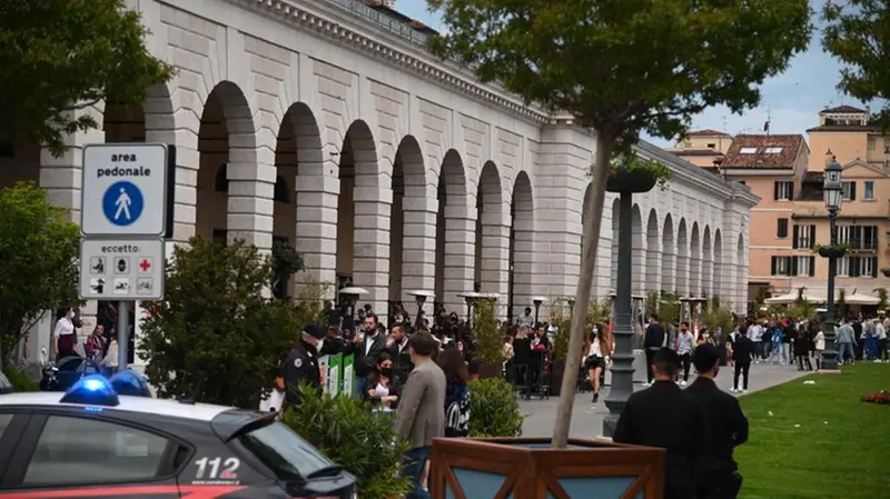 Tanta gente di sabato sera in piazzale Arnaldo