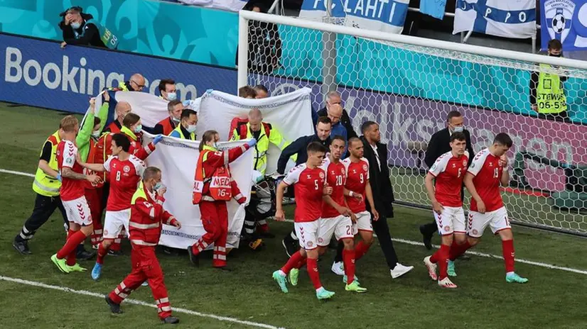 Momenti di panico in campo, dopo che Eriksen s'è accasciato a terra