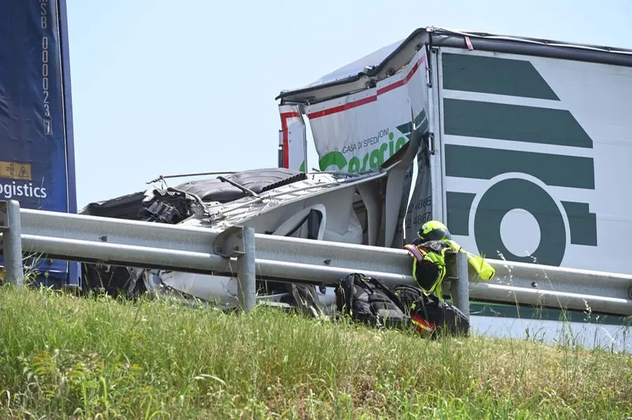 Tamponamento tra mezzi pesanti in A4: un morto