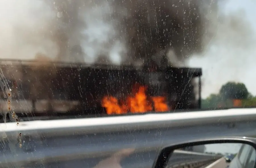Incendio in A4, in fiamme un camion carico di carta