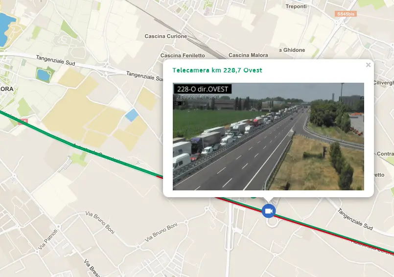 Incendio in A4, in fiamme un camion carico di carta