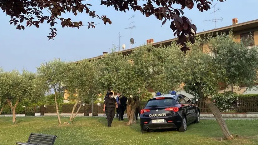 Carabinieri durante il sopralluogo a casa del fuggitivo, a Desenzano - © www.giornaledibrescia.it