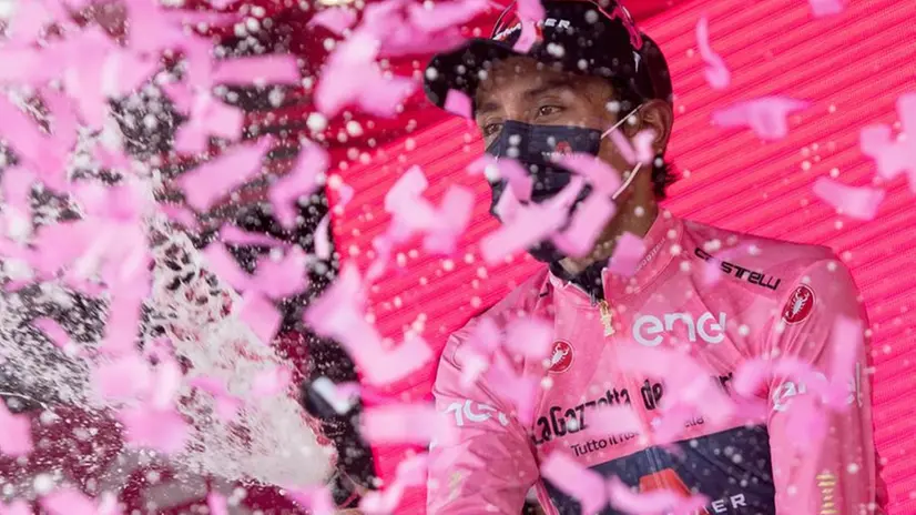 La maglia rosa festeggia alla fine della 17esima tappa