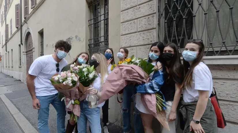 Gli studenti del Copernico e del Canossa esteggiano dopo la prova