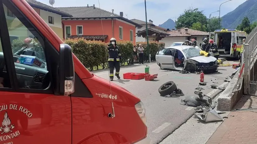 L'auto "smontata" per soccorrere l'uomo alla guida