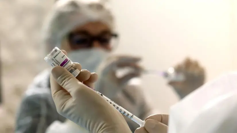 La preparazione del vaccino - Foto © www.giornaledibrescia.it