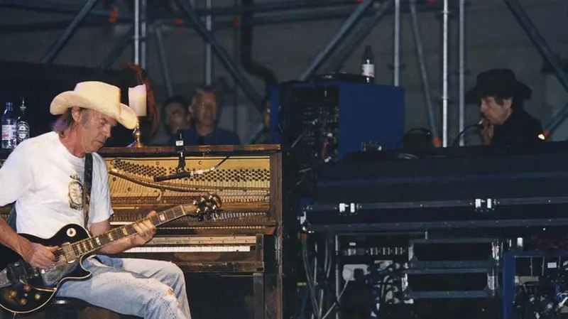 Foto «rubata»: Bob Dylan assiste al concerto di Neil Young al Brescia Summer Festival - Carlo Monterenzi