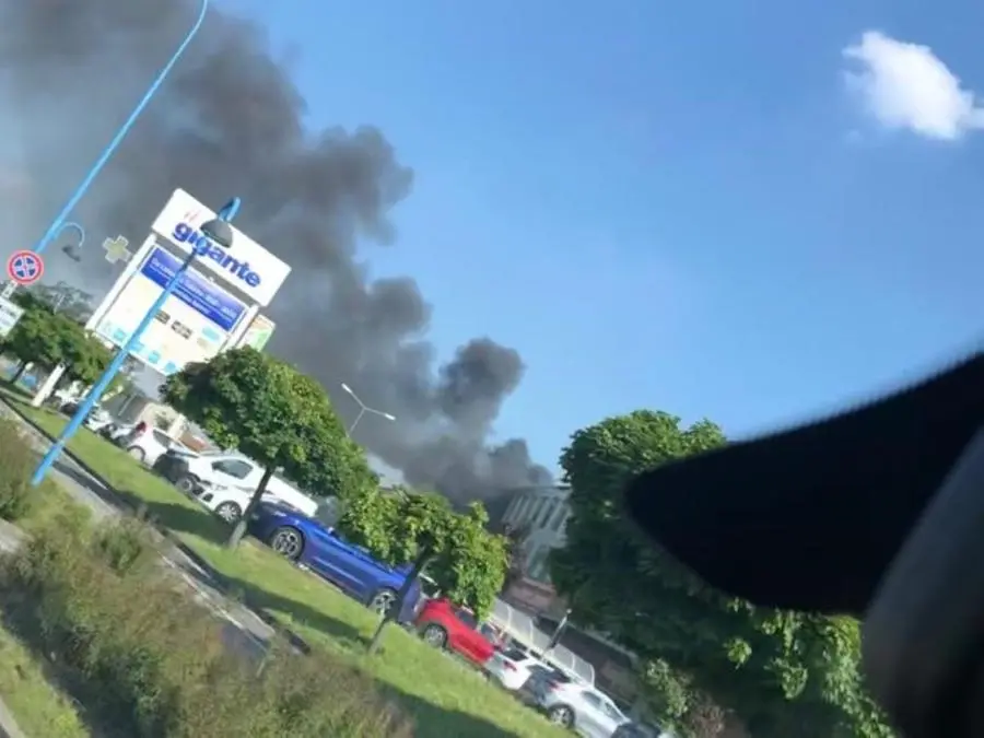 Incendio al centro commerciale, fumo nel cielo di via Valle Camonica