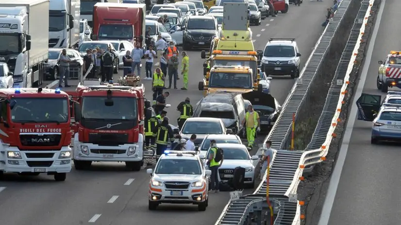 Schianto e fiamme in A4: incidente e code
