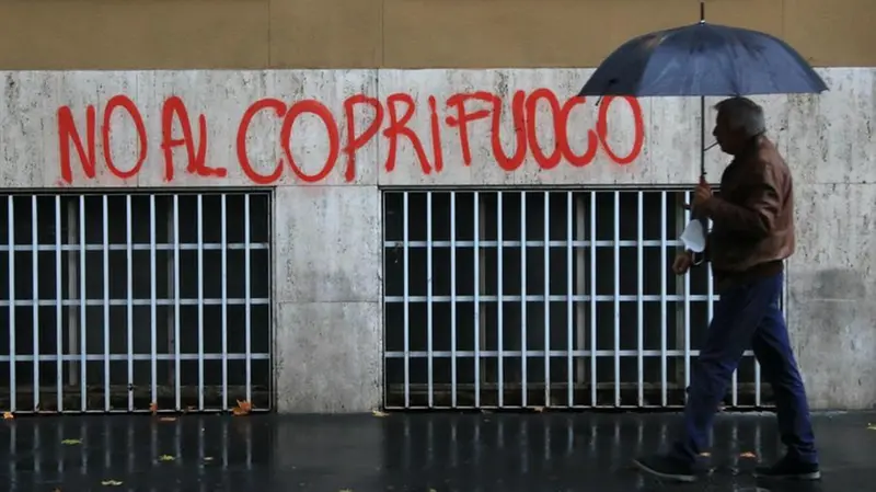 In una scritta sul muro, l'insofferenza di qualcuno per il coprifuoco - © www.giornaledibrescia.it