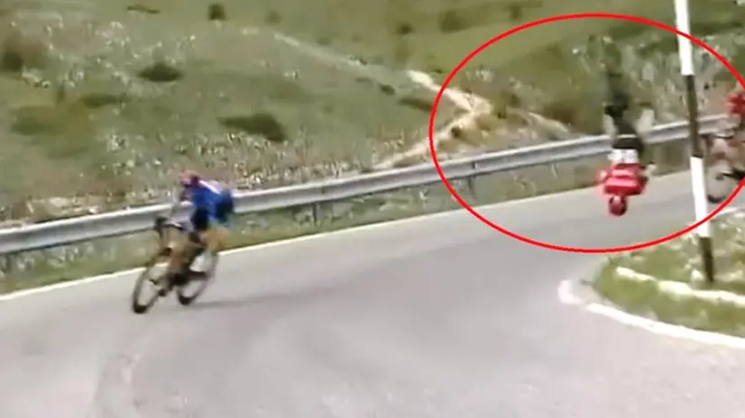 Giro d'Italia: paura per Mohoric, epico Bernal nuova maglia rosa