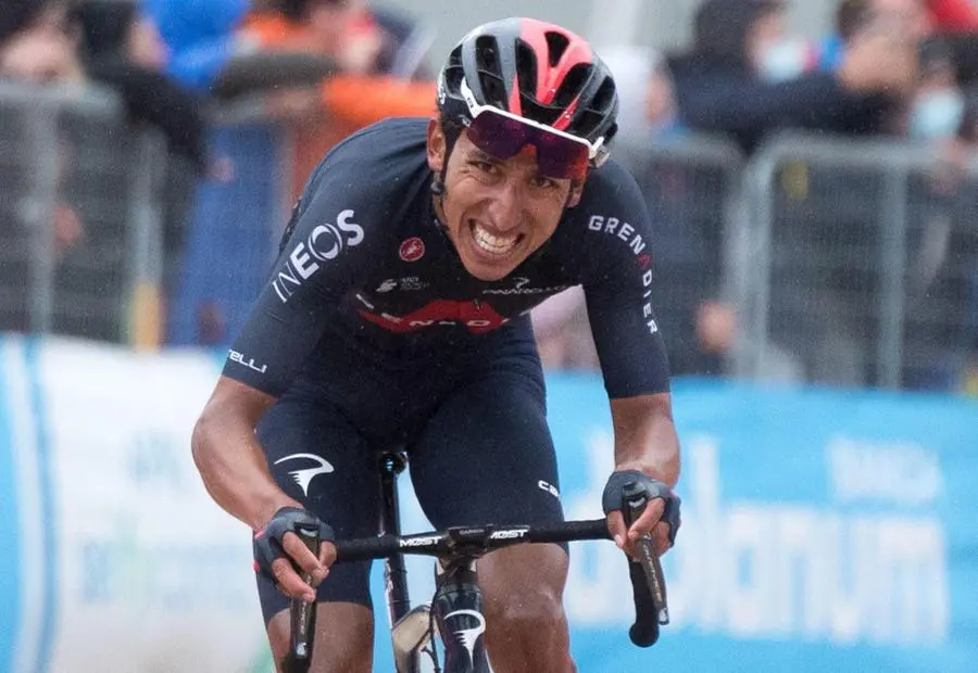 Giro d'Italia: paura per Mohoric, epico Bernal nuova maglia rosa