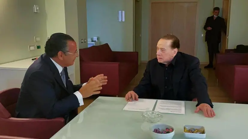 Silvio Berlusconi a colloquio con Kamel Ghribi (Gruppo San Donato) prima delle dimissioni - Foto Ansa © www.giornaledibrescia.it