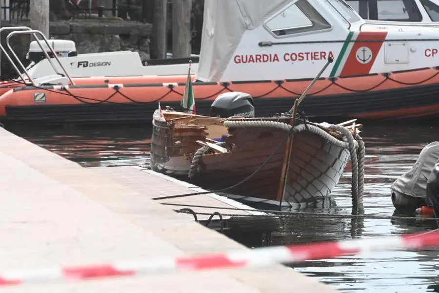 La barca pesantemente danneggiata a bordo della quale ha trovato la morte Umberto Garzarella - Foto Gabriele Strada /Neg © www.giornaledibrescia.it