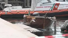 La barca pesantemente danneggiata a bordo della quale ha trovato la morte Umberto Garzarella - Foto Gabriele Strada /Neg © www.giornaledibrescia.it