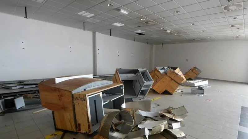 Gli ormai ex banchi per il check-in