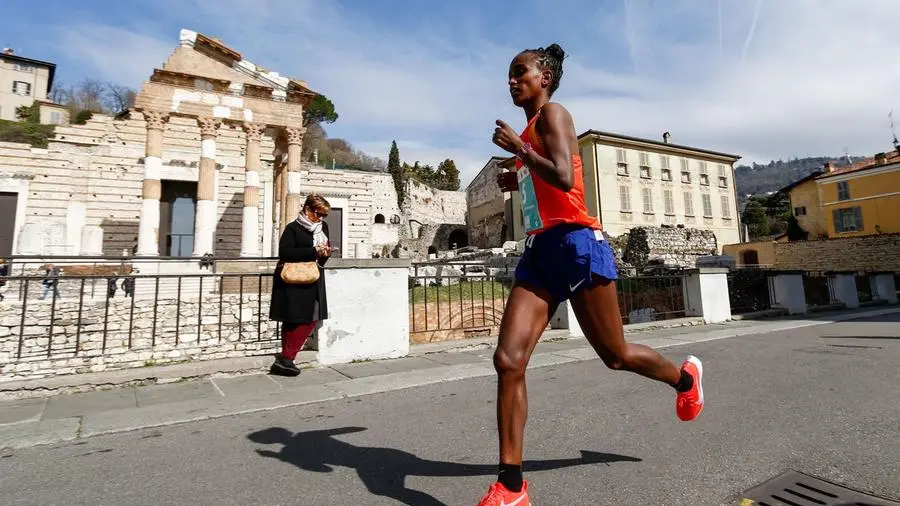 Percorso. Solo per i maratoneti restano i passaggi suggestivi in centro città
