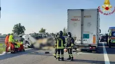 Lo schianto tra un furgone un tir che ha causato la morte di 5 persone