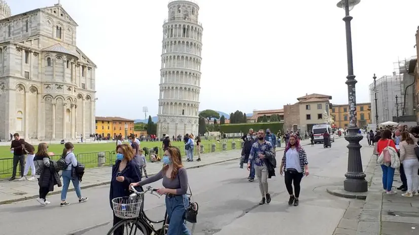 A passeggio per le vie di Pisa - Foto Ansa/Fabio Muzzi © www.giornaledibrescia.it