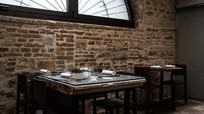 Il tavolo realizzato con una pietra secolare del Rinascimento