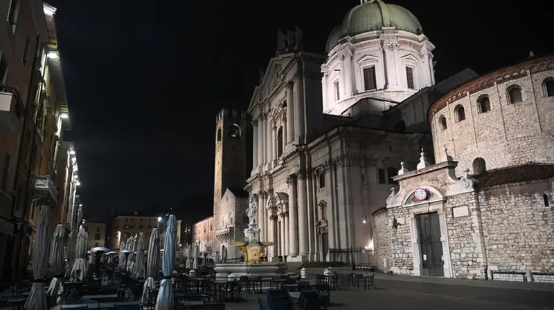 Una straniante piazza Paolo VI senza gente seduta ai tavolini dei locali - © www.giornaledibrescia.it