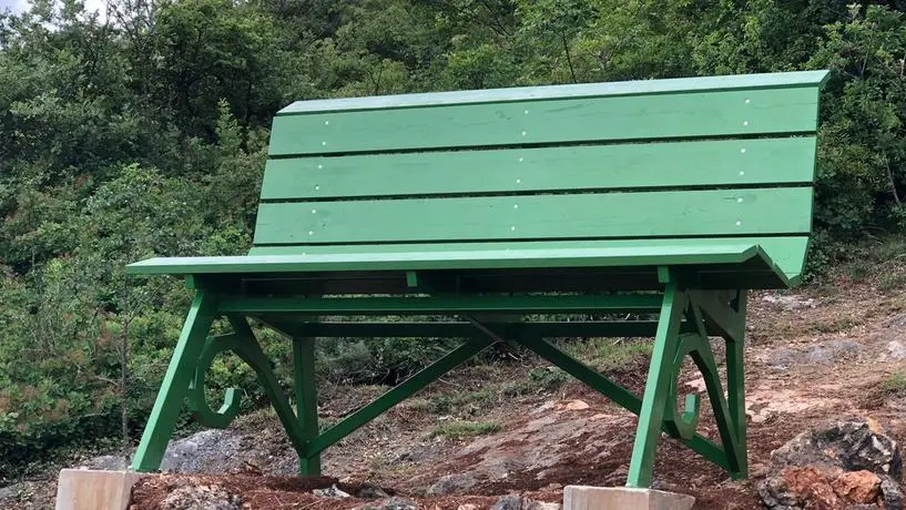 La panchina posta sul sentiero del Carso Bresciano - © www.giornaledibrescia.it