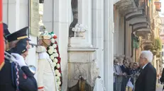 Mattarella nel 2016 rende omaggio alla Stele che ricorda le vittime della Strage di Piazza della Loggia - © www.giornaledibrescia.it