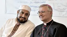 L’imam Amen Al Hazmi e il vescovo Pierantonio Tremolada - Foto © www.giornaledibrescia.it